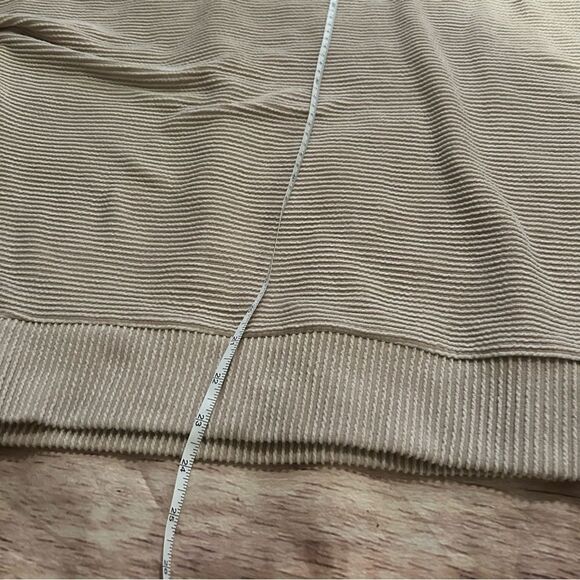 REB in J. 220 Ribbed Turtleneck Top Size Medium - Picture 4 of 6